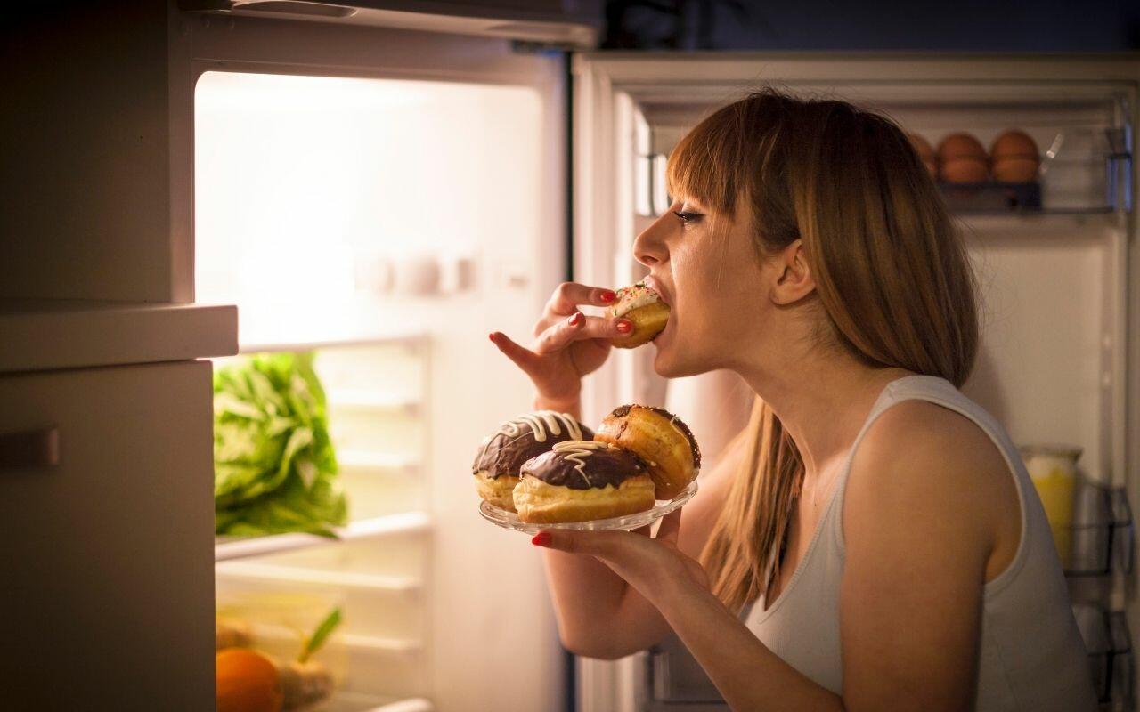 skip-late-night-snacks-dental-tips