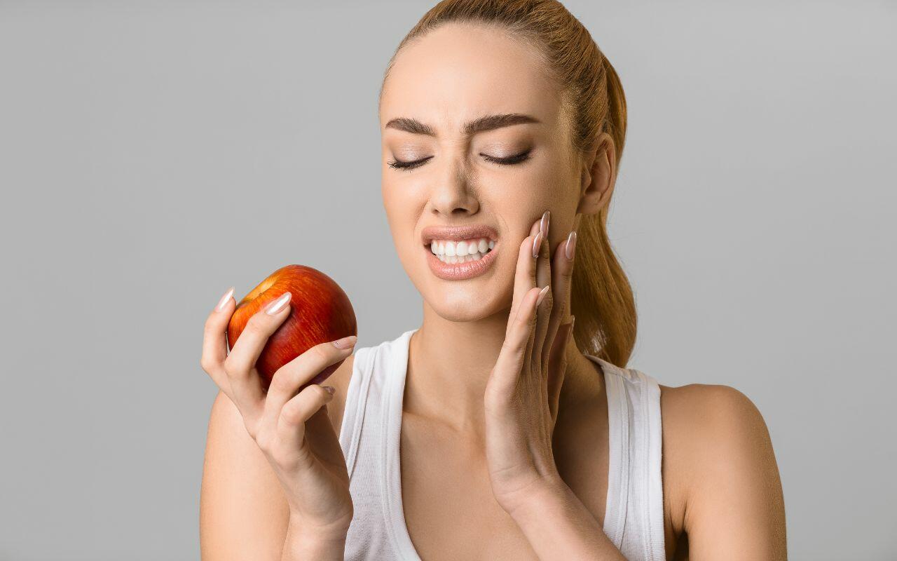 avoid-hard-foods-like-apples-when-you-have-a-toothache