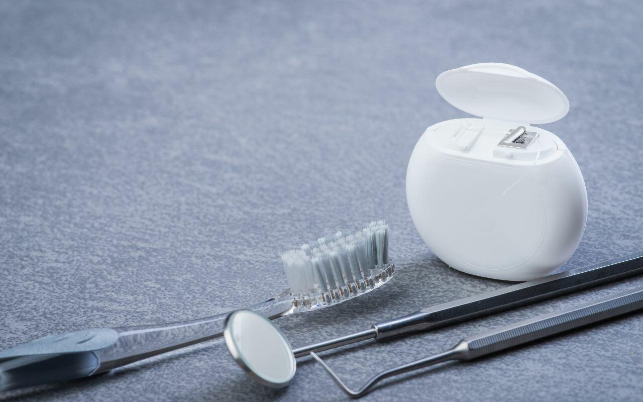 avoid-toothaches-by-brushing-and-flossing-and-seeing-dentist-regularly