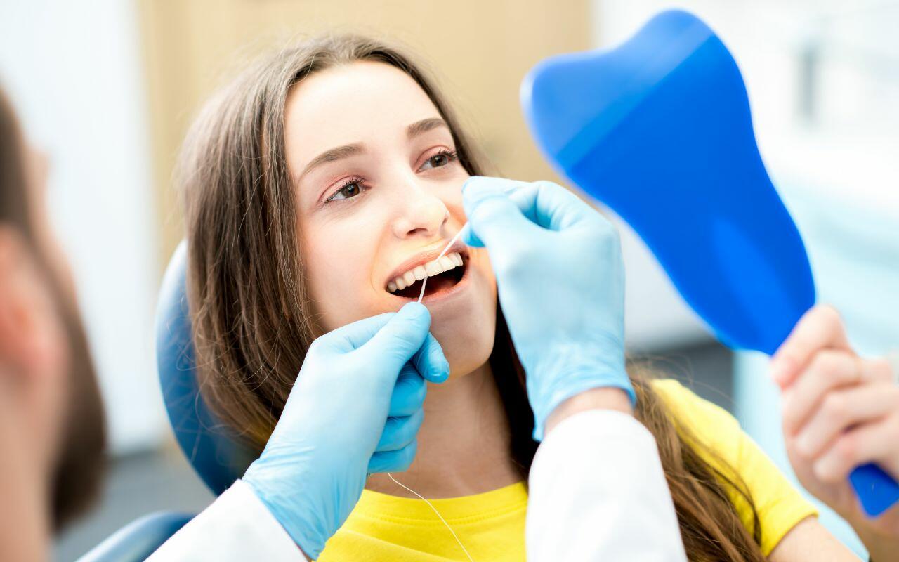 dental-hygienist-offers-good-dental-hygiene-guidance