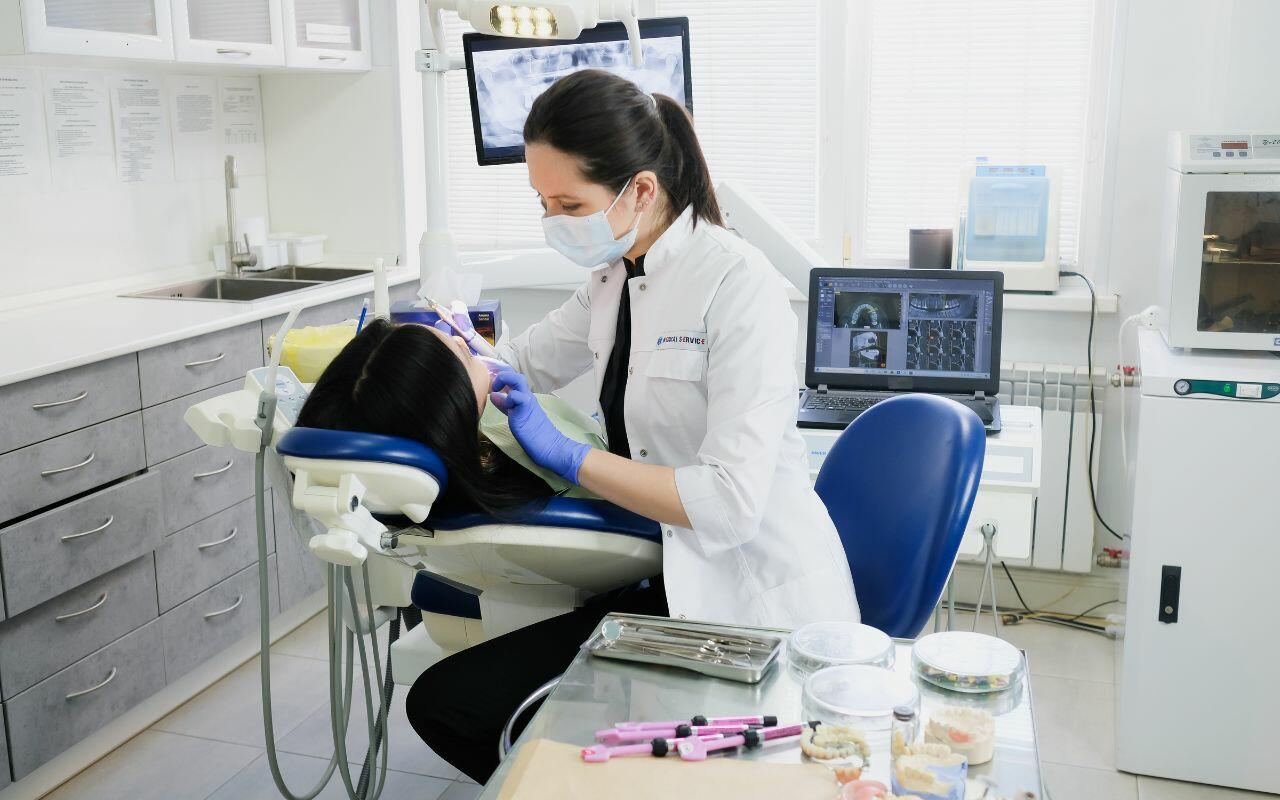 dental-hygienists-check-mouth-neck-jaw-head-for-early-screening