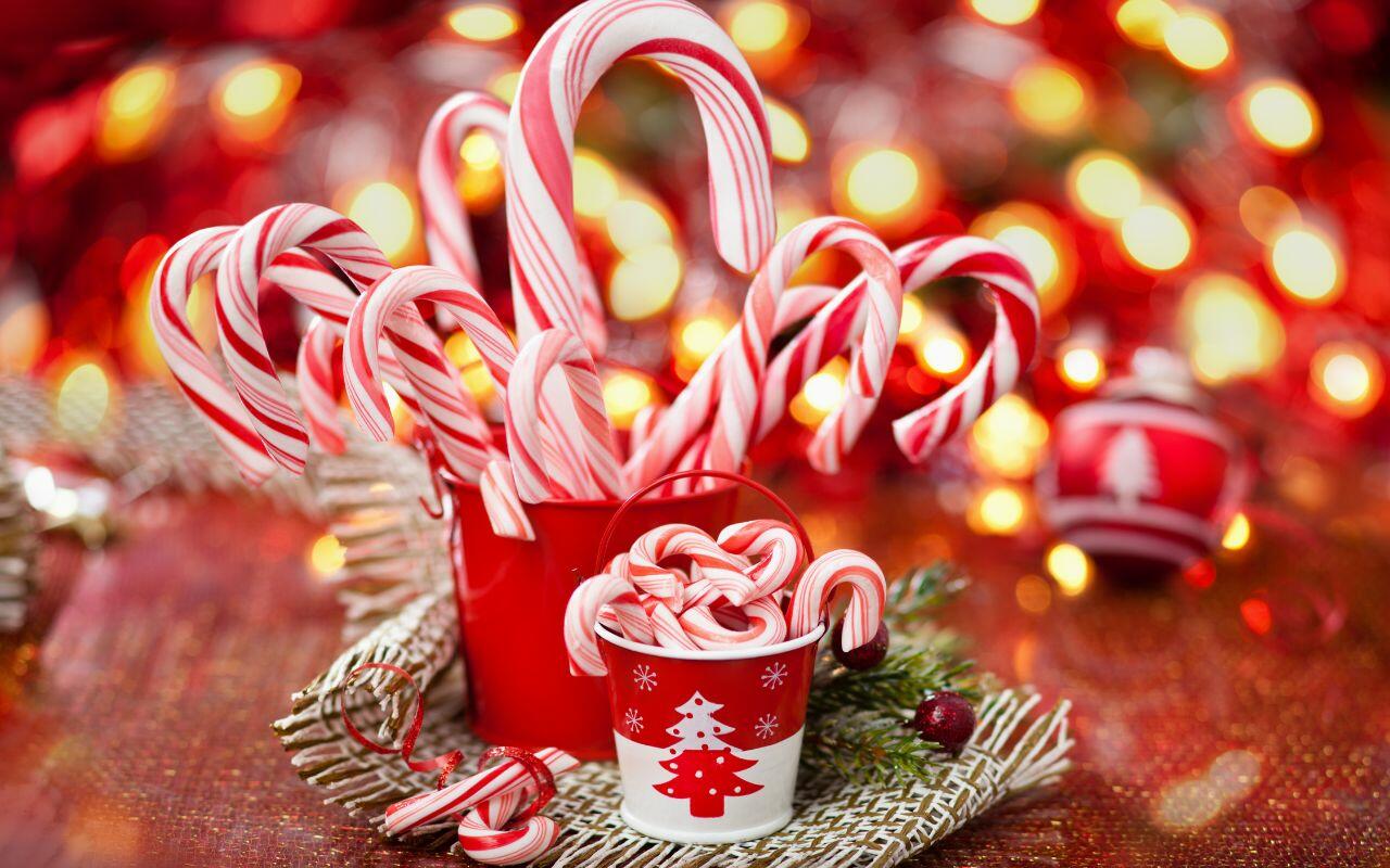 Christmas-sweets-and-treats-that-can-harm-your-teeth-candy-canes