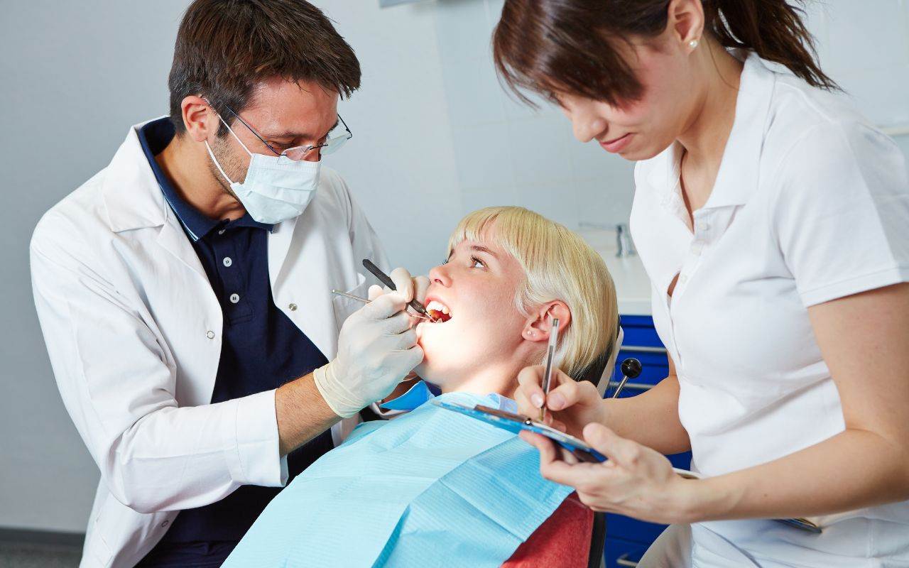 how-does-a-dental-assistant-differ-from-a-dental-hygienist